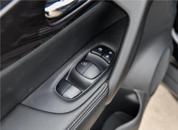 奇骏 2019款 2.0L CVT时尚版 2WD 车厢座椅   门窗控制
