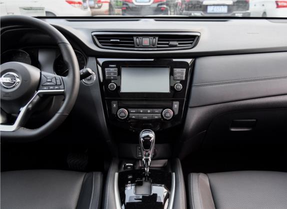 奇骏 2019款 2.0L CVT舒适版 2WD 中控类   中控台