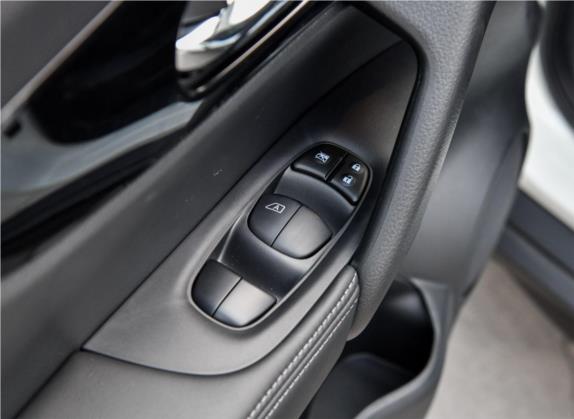 奇骏 2019款 2.0L CVT舒适版 2WD 车厢座椅   门窗控制