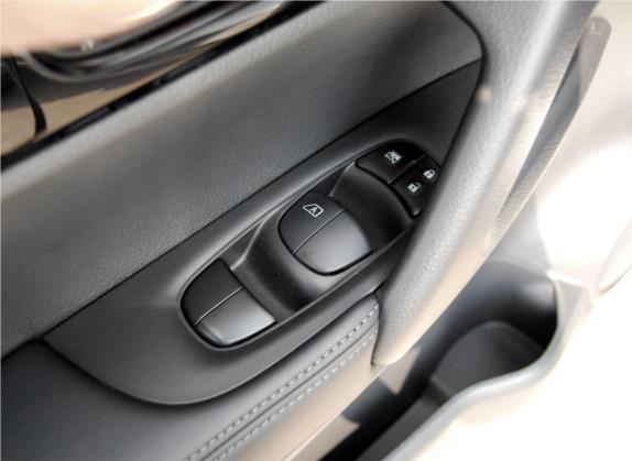 奇骏 2019款 2.0L CVT七座舒适版 2WD 车厢座椅   门窗控制