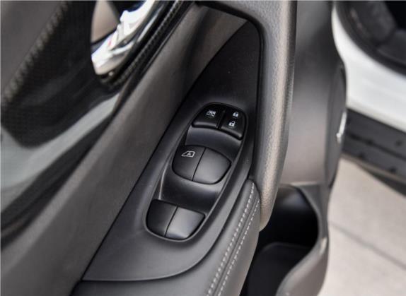 奇骏 2019款 2.5L CVT智联领先版 4WD 车厢座椅   门窗控制