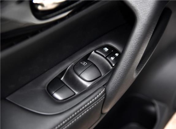 奇骏 2019款 2.5L CVT智联七座领先版 4WD 车厢座椅   门窗控制
