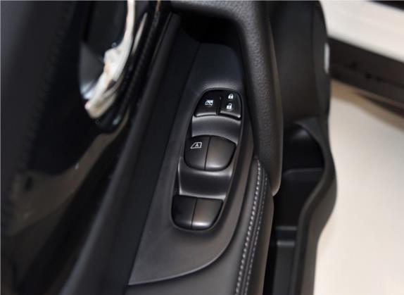 奇骏 2019款 2.5L CVT智联豪华版 4WD 车厢座椅   门窗控制