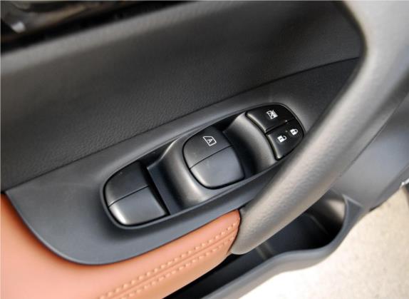 奇骏 2019款 2.5L CVT智联至尊版 4WD 车厢座椅   门窗控制