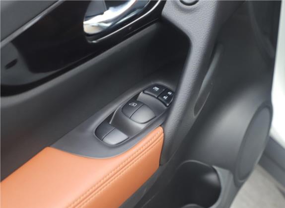 奇骏 2020款 2.0L XL Premium CVT 2WD智联尊享版 车厢座椅   门窗控制