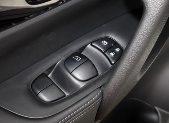 奇骏 2021款 2.0L CVT 2WD XL ITS 3rows智联七座舒适版 车厢座椅   门窗控制