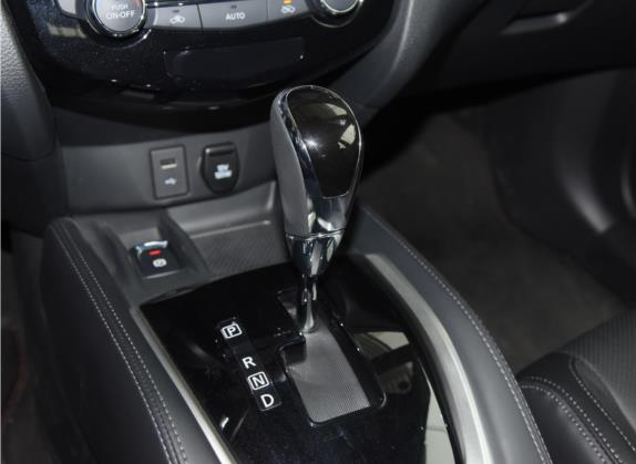 奇骏 2021款 2.0L CVT 2WD XL ITS舒适纪念版 中控类   挡把