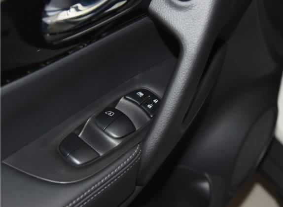 奇骏 2021款 2.0L CVT 2WD XL ITS舒适纪念版 车厢座椅   门窗控制