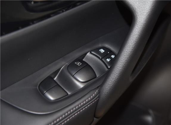 奇骏 2021款 2.5L CVT 4WD XL ITS豪华纪念版 车厢座椅   门窗控制