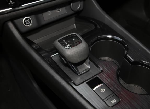 奇骏 2022款 VC-Turbo 300 CVT 2WD星月限定版 中控类   挡把