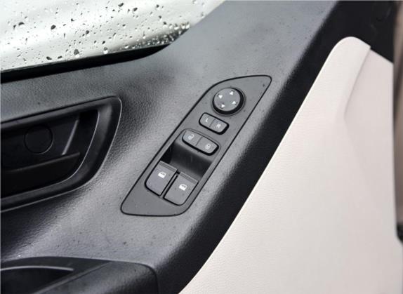 上汽大通MAXUS G10 2015款 2.4L 手动纪念版 车厢座椅   门窗控制
