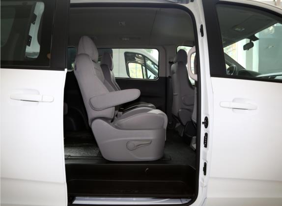 上汽大通MAXUS G10 2019款 改款 PLUS 1.9T 手动智享版 柴油 国V 车厢座椅   后排空间