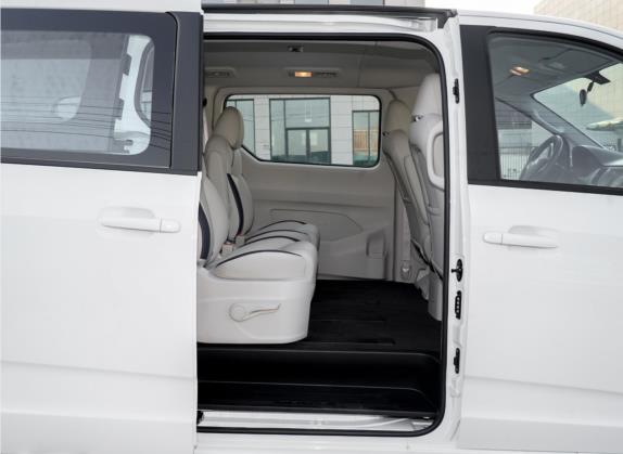 上汽大通MAXUS G10 2021款 2.0T 自动精英版 汽油 7座 车厢座椅   后排空间