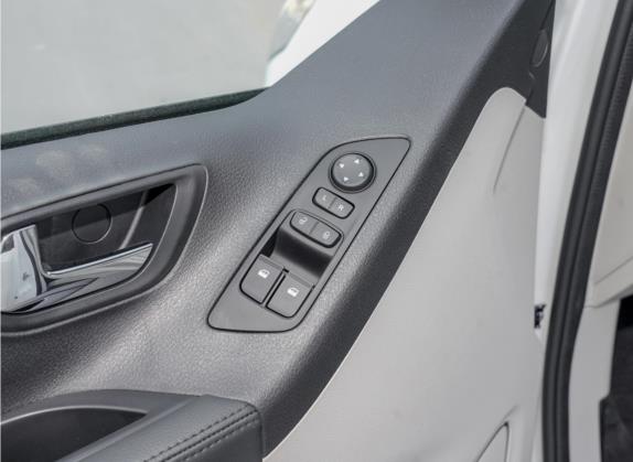 上汽大通MAXUS G10 2021款 2.0T 自动精英版 汽油 7座 车厢座椅   门窗控制