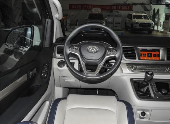 上汽大通MAXUS G10 2021款 2.0T 手动精英版 柴油 7座 中控类   驾驶位