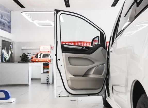 上汽大通MAXUS G10 2021款 2.0T 手动精英版 柴油 7座 车厢座椅   前门板