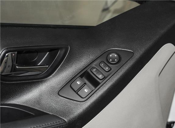 上汽大通MAXUS G10 2021款 2.0T 手动精英版 柴油 7座 车厢座椅   门窗控制