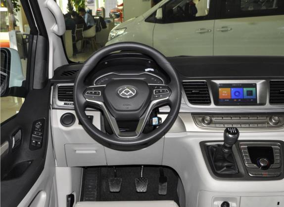 上汽大通MAXUS G10 2021款 2.0T 手动精英版 柴油 8座 中控类   驾驶位