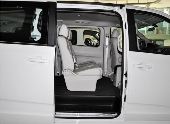 上汽大通MAXUS G10 2021款 2.0T 手动精英版 柴油 8座 车厢座椅   后排空间