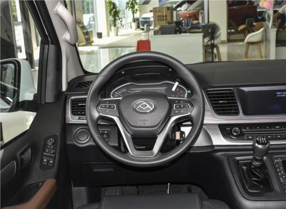 上汽大通MAXUS G10 2021款 2.0T 手动精英版 柴油 9座 中控类   驾驶位
