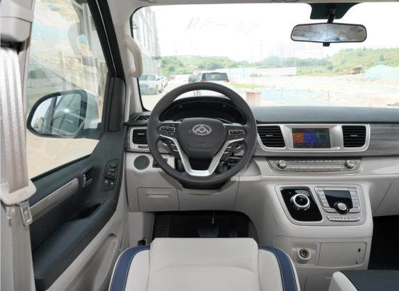 上汽大通MAXUS G10 2021款 2.0T 自动精英版 柴油 7座 中控类   驾驶位