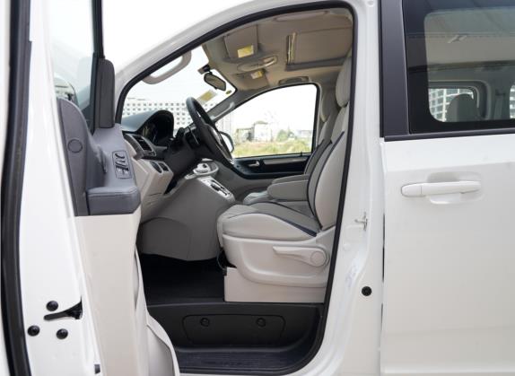 上汽大通MAXUS G10 2021款 2.0T 自动精英版 柴油 7座 车厢座椅   前排空间