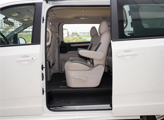 上汽大通MAXUS G10 2021款 2.0T 自动精英版 柴油 7座 车厢座椅   后排空间