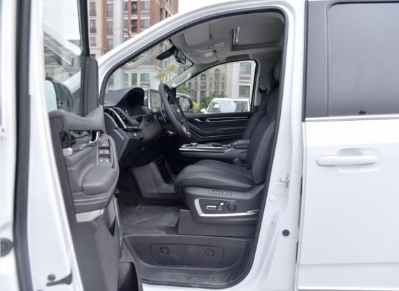 上汽大通MAXUS G20 2021款 PLUS 2.0T 汽油自动尊享版 车厢座椅   前排空间