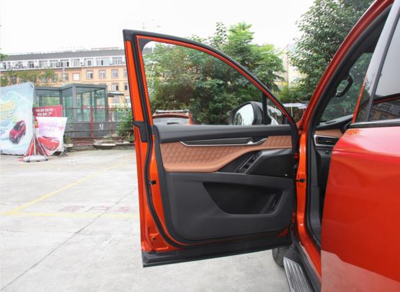 上汽大通MAXUS D90 Pro 2021款 2.0T 柴油四驱罗布泊版 7座 车厢座椅   前门板