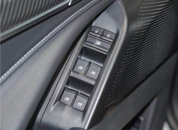 上汽大通MAXUS D90 Pro 2021款 2.0T 汽油四驱精英特别版 7座 车厢座椅   门窗控制