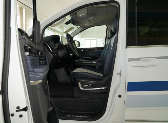 上汽大通MAXUS G20房车 2021款 改款 2.0T 旅行家自行式B型房车时光版 车厢座椅   前排空间