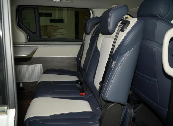 上汽大通MAXUS G20房车 2021款 改款 2.0T 旅行家自行式B型房车时光版 车厢座椅   后排空间