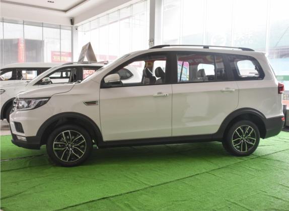 SWM斯威X3 2022款 1.5L 手动舒适型 外观   正侧