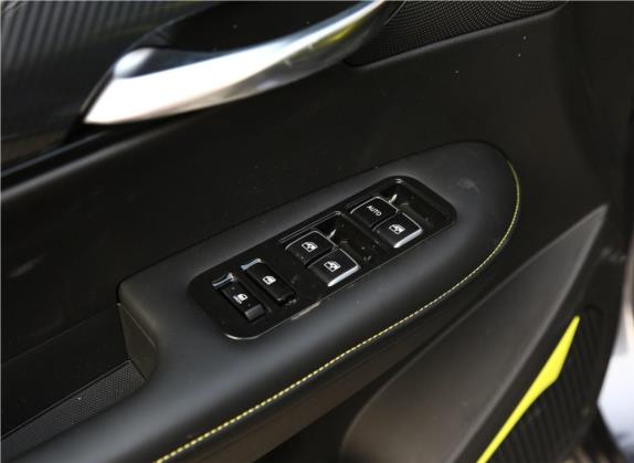 SWM斯威G01 2019款 F版 1.5T 手动金粉版 国VI 车厢座椅   门窗控制