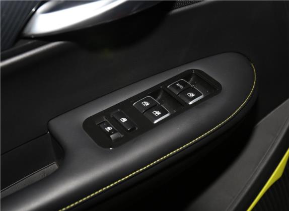 SWM斯威G01 2019款 F版 1.5T 自动钻粉版 国VI 车厢座椅   门窗控制