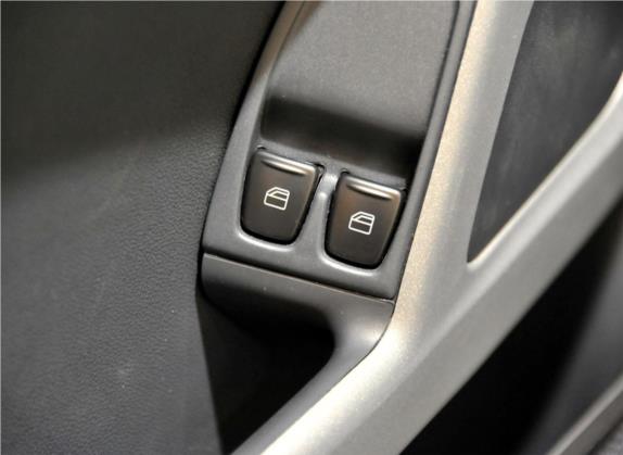 smart fortwo 2013款 1.0 MHD 新年特别版 车厢座椅   门窗控制