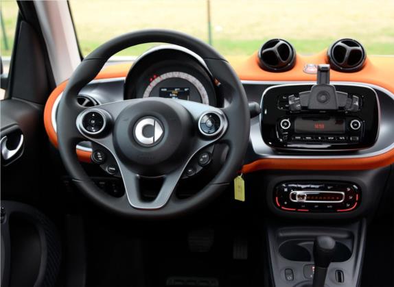 smart fortwo 2015款 1.0L 52千瓦硬顶激情版 中控类   驾驶位