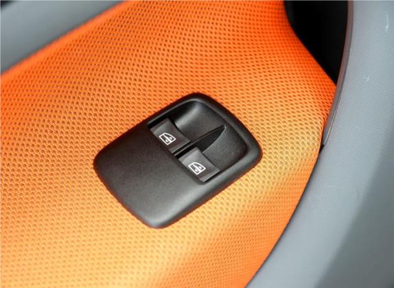 smart fortwo 2015款 1.0L 52千瓦硬顶激情版 车厢座椅   门窗控制