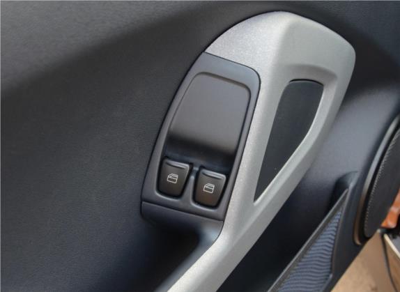 smart fortwo 2015款 1.0 MHD 新年特别版 车厢座椅   门窗控制