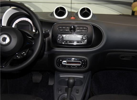 smart fortwo 2015款 1.0L 52千瓦硬顶灵动版 中控类   中控台