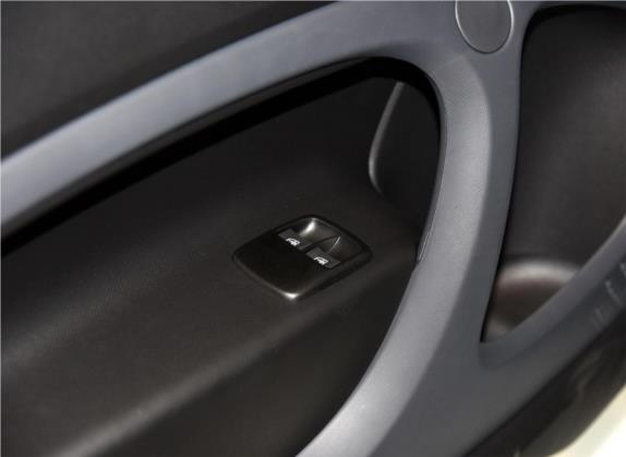 smart fortwo 2015款 1.0L 52千瓦硬顶灵动版 车厢座椅   门窗控制