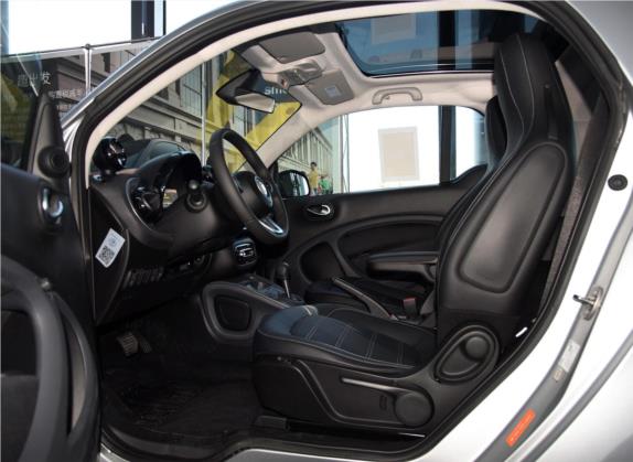 smart fortwo 2016款 0.9T 66千瓦硬顶先锋版 车厢座椅   前排空间