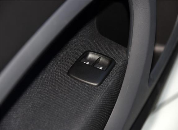 smart fortwo 2016款 0.9T 66千瓦硬顶先锋版 车厢座椅   门窗控制