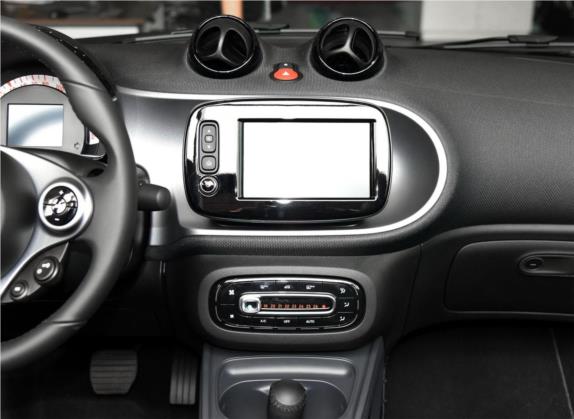 smart fortwo 2016款 0.9T 66千瓦敞篷先锋版 中控类   中控台