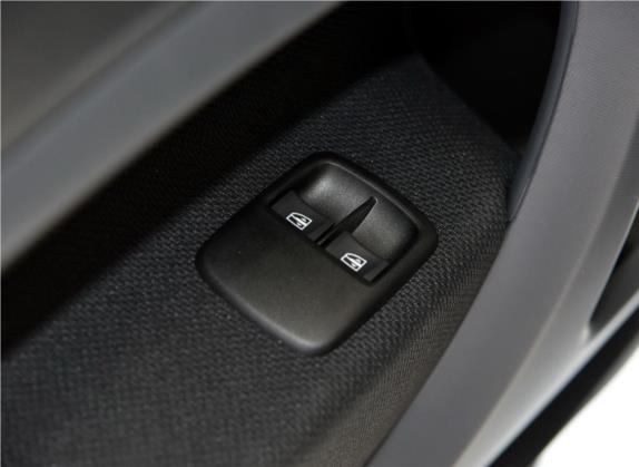 smart fortwo 2017款 1.0L 52千瓦硬顶挚爱特别版 车厢座椅   门窗控制