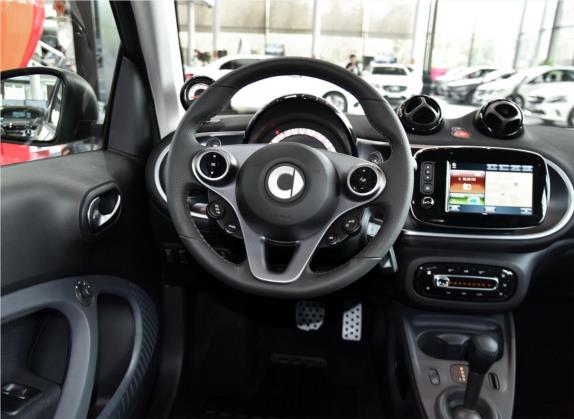 smart fortwo 2018款 0.9T 66千瓦耀金特别版 国V 中控类   驾驶位