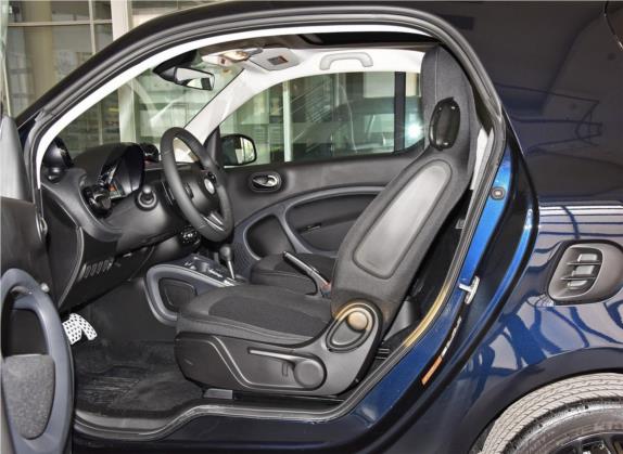 smart fortwo 2019款 0.9T 66千瓦驭风蓝特别版 国V 车厢座椅   前排空间