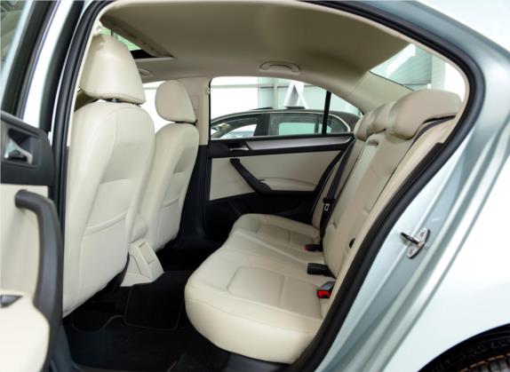 昕锐 2013款 1.6L 手动优选型 车厢座椅   后排空间