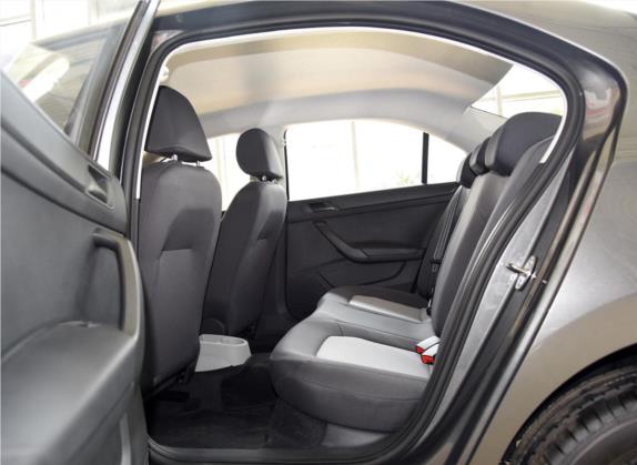 昕锐 2016款 1.6L 自动前行版 车厢座椅   后排空间