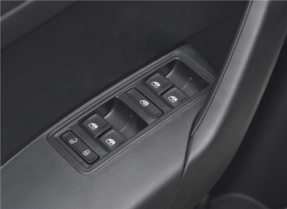 昕锐 2019款 改款 1.5L 手动标准版 国VI 车厢座椅   门窗控制